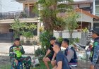 Babinsa dan Bhabinkamtibmas Melaksanakan Komsos Bersama Warga Desa Sukamenak