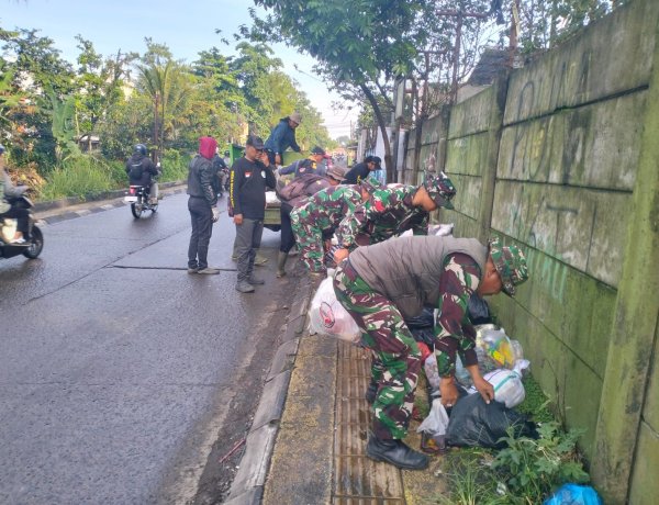 Anggota Koramil 2415/Margahayu Karya Bakti Bersama Warga Binaan di Kecamatan Margaasih